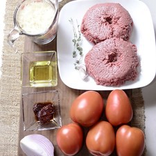 Ingredientes para para las empanadas harina de trigo al gusto papel encerado al gusto 2 piezas de huevo 500 gramos de pasta de hojaldre Ingredientes para para el relleno: 1 taza de queso manchego rallado 1 rama de tomillo fresco 5 piezas de jitomate guaje 2 piezas de chile chipotle adobado 400 gramos de carne molida de res 1/4 pieza de cebolla morada 2 dientes de ajo 2 cucharadas de aceite de oliva