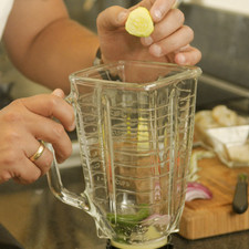 Colocar el jugo de los limones, los chiles serranos, un poco de sal de grano y un trozo muy pequeño de cebolla morada en la licuadora. Pelar el pepino con un pela papas y poner ¼ del pepino también en la licuadora. Licuar.