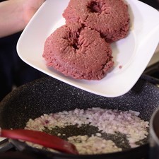 Sofreír ajo y cebolla picados durante un par de minutos. Agregar la carne y continuar cociendo moviendo constantemente para deshacer los grumos.