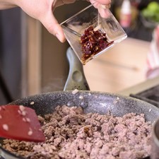 Cuando haya cambiado de color, agregar el chile chipotle picado.