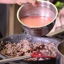 Añadir jitomate molido, sal, pimienta y rama de tomillo. Continuar cociendo cinco minutos más, y agregar el queso manchego rallado y revolver bien. Retirar del fuego y dejar enfriar.