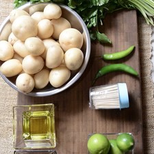 desinfectante de verduras al gusto 1 manojo de cilantro palillos al gusto 2 cucharadas de salsa de soya 3 cucharadas de aceite de oliva 2 piezas de chile serrano 5 piezas de limón 600 gramos de papas cambray