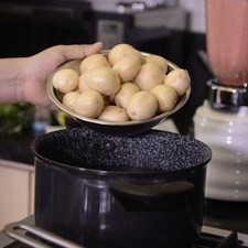 Poner a calentar el agua en el perol Perdura, una vez que esté caliente agregar las papas con cáscara, con un poquito de sal, tapar y cocer durante 10 minutos, o hasta que estén suaves. Escurrir y reservar.