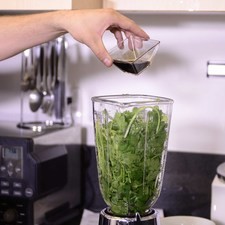 Moler el cilantro, jugo de limón, chile serrano y salsa de soya en la licuadora.