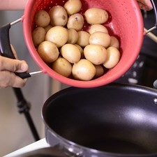 Calentar 3 cucharadas de aceite de oliva en el sartén Perdura durante 3 minutos a fuego medio. Agregar las papas y continuar sofriendo durante 10 minutos, meneando frecuentemente, hasta que queden doraditas.