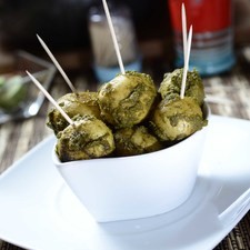 Servir calientes o frías como guarnición o con palillos como botana.