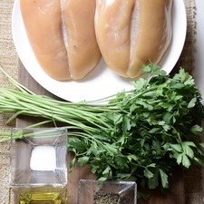 1/4 cucharita de pimienta negra molida 1/2 manojo de perejil fresco 4 cucharadas de aceite de oliva 1 cucharita de orégano seco 1 cucharita de sal 3 dientes de ajo 2 piezas de pechuga de pollo