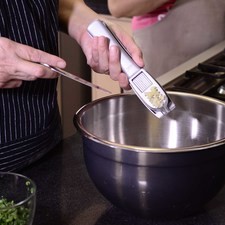 Para preparar el marinado, mezclar en un tazón el ajo molido, perejil picado, orégano y aceite de oliva. Revolver bien todo.