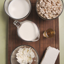 ½ taza de crema de leche de vaca 250 gramos de nuez de castilla, pelada 190 gramos de queso crema 2 cucharadas de queso de cabra Leche al gusto ½ copa de jerez ¼ taza de azúcar blanca