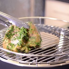 Para preparar el asador Lotus Grill Perdura, sacar el asador de su estuche, y desarmarlo. Voltear la base de cabeza, abrir el compartimento de baterías y colocar las 4 baterías AA en su lugar. Volver a armar el asador. Colocar un poco de alcohol en gel o sólido en la base. Colocar el carbón en la base contenedora de carbón. Encender el alcohol con cuidado y colocar la base con el carbón encima. Colocar la tapa del carbón y por último la parrilla, asegurando los broches. Prender el ventilador girando el botón y esperar 3 a 4 minutos a que el carbón esté encendido. Ajustar el ventilador para obtener la temperatura deseada.