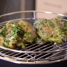 Para asar las pechugas, colocarlas sobre el asador y cocer durante unos minutos y voltear con la ayuda de la pinza.