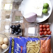 Ingredientes para para la pasta 500 gramos de pasta penne rigate 1 cucharada de sal Ingredientes para para el aderezo 1/4 cucharita de pimienta negra molida 1/4 cucharita de sal 1 cucharita de orégano seco 2 cucharadas de aceite de oliva 2 piezas de limón Ingredientes para acompañar 2 tazas de arúgula baby Help 15 piezas de jitomate cherry 1/4 cucharita de pimienta negra molida 20 piezas de aceituna negra 1/4 pieza de cebolla morada 300 gramos de queso feta 1 pieza de pepino