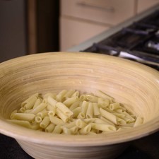 Para preparar el aderezo: mezclar en un tazón el jugo de limón, aceite de oliva, orégano, ¼ de cucharita de sal y 1/8 de pimienta negra molida, revolver bien y reservar. Para armar la ensalada. Colocar la pasta en una ensaladera.
