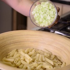 Agregar pepino pelado y picado en cubos pequeños, cebolla picada.