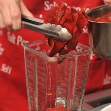 Poner a hervir los tomates junto con la cebolla, el ajo y los chiles desvenados en una olla con agua durante 5 minutos hasta que a los jitomates se les desprenda la cáscara. Moler los jitomates cocidos en la licuadora con el ajo, cebolla y chiles. S 957 1475636690
