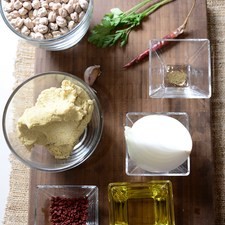 2 cucharadas de achiote en pasta Help 1 pizca de comino en polvo sal al gusto 1/4 taza de aceite de oliva 2 ramas de perejil fresco 200 gramos de masa de maíz 1 pieza de chile de árbol 1 diente de ajo 1/4 pieza de cebolla blanca 500 gramos de garbanzo