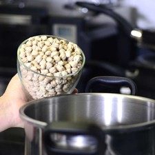 Colocar los garbanzos con agua y sal en una olla de presión. Tapar y sellar bien y poner en el número 2. Poner a fuego alto, cuando comience a silbar, bajar la lumbre al mínimo y cocer 25 minutos. Dejar enfriar por completo antes de abrir la olla.