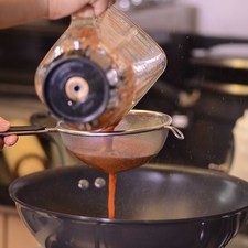 En un tazón, disolver la masa en 2 tazas del caldo de los garbanzos. Sofreír en un sartén con el aceite la salsa colada. Dejar hervir unos minutos y agregar la masa disuelta. Dejar hervir 5 minutos, sazonar con sal.