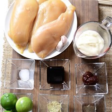 Ingredientes para las brochetas 1/4 cucharita de sal 1/4 cucharita de pimienta negra molida 4 piezas de limón palos de madera al gusto 2 dientes de ajo 1 cucharada de jengibre fresco rallado 2 cucharadas de salsa de soya 500 gramos de pechuga de pollo deshuesada Ingredientes para la salsa 2 piezas de chile chipotle adobado 1/2 taza de mayonesa