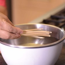 Machacar el ajo y colocarlo en un tazón, agregar el jugo de limón, jengibre rallado y salsa de soya, mezclar todo bien. Reservar.