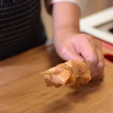 Colocar los palos de brocheta en un tazón con agua y dejar remojar durante 5 minutos.