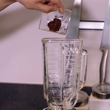 Para preparar la salsa, moler en la licuadora la mayonesa y el chile chipotle adobado, hasta tener una mezcla homogénea. Reservar.