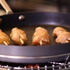 Para armar las brochetas, colocar cada tira de pollo en el palo para armar la brocheta. Calentar el sartén grill de Perdura durante 3 minutos, engrasar con una servilleta de papel y colocar las brochetas durante unos minutos por cada lado o hasta que estén cocidas.