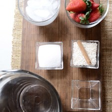 1/4 taza de arroz desinfectante de verduras al gusto 1/2 vara de canela entera 1/4 taza de azúcar blanca hielo al gusto 8 piezas de fresas 1/2 cucharita de esencia de vainilla 2 litros de agua