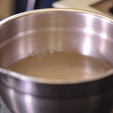 Remojar el arroz en un tazón con suficiente agua durante 15 minutos. Escurrir.