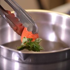 Desinfectar las fresas en un tazón con suficiente agua y unas gotas de desinfectante.
