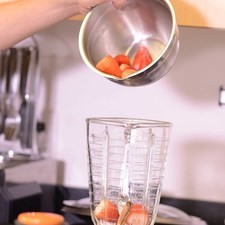 Moler en la licuadora el arroz, la raja de canela, azúcar, fresas y la vainilla con un poco de agua.