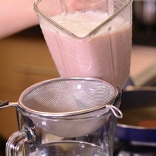 Colar y regresar a la jarra, revolver bien con el resto de agua.