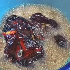 Hidrata el chile en agua hirviendo.
