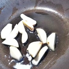 Fríe los ajos en aceite.