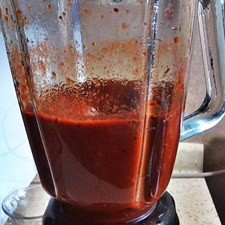 Licua los ingredientes anteriores con un poco de agua, agrega sal al gusto y reserva.