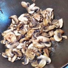Cocina los champiñones en aceite y cuando estén listos, agrega la salsa. Deja hervir por 5 minutos o más. Rectifica la sazón y reserva.