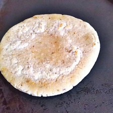 En un bowl, agrega sal a la masa y mezcla. Calienta un comal a temperatura media-alta, forma gorditas con la masa y cocínalas. Debes cocinar por un lado, después voltear la gordita para que se cueza y volverla a voltear para que se esponje, la temperatura debe ser la indicada. Abre la gordita con un cuchillo y rellénala con los champiñones.