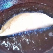 Para la quesadilla, forma una tortilla no muy delgada, rellena con queso y champiñones, cierra y fríe en abundante aceite.