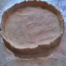 Para el sope forma otra tortilla gruesa y forma un borde alrededor. Fríe en abundante aceite. Puedes agregar lechuga, queso y crema para que parezca un verdadero sope.