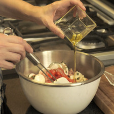 Cortar en rebanadas delgadas el queso. Picar el jitomate y hojas de albahaca. Colocar en un tazón el queso con el jitomate, el atún y la albahaca. Agregar aceite de oliva, sazonar con sal y pimienta. Revolver con una cuchara de madera.