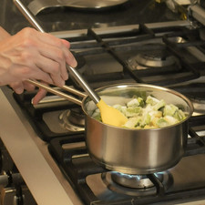 Lavar bien las pencas de nopal con agua y jabón. Picar los nopales y poner a cocer con los trozos de piña, media taza de azúcar y el jugo de limón en una olla honda pequeña sin dejar de menear con una cuchara de madera durante aproximadamente 30 minutos hasta que se pueda ver el fondo de la olla al pasar la cuchara.