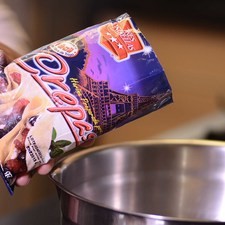 Para preparar las crepas, mezclar en la batidora o a mano la harina para crepas Tres Estrellas y la leche por 3 minutos hasta obtener una mezcla ligera. Dejar reposar 5 minutos y agitarla antes de cocerla.