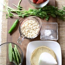1 taza de granos de elote 7 ramas de cilantro fresco Nuevo 12 piezas de tortilla de maíz 1 pizca de bicarbonato de sodio 1 pieza de chile serrano 1/4 pieza de cebolla blanca 200 gramos de chorizo 5 piezas de penca de nopal