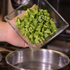 Picar las pencas de nopal en cuadros pequeños. Picar finamente la cebolla y el chile. Cocer los nopales en una olla onda con agua y una pizca de bicarbonato de sodio, durante 3 minutos.