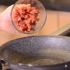 Sofreír en el sartén el chorizo desmenuzado durante unos minutos.