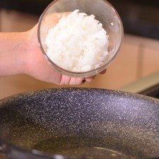 Agregar la cebolla, chile picado, granos de elote y los nopales, sazonar con sal. Dejar cocer durante 5 minutos más, para que se integren todos los ingredientes, moviendo con la pala.