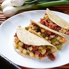 Servir en tacos con cilantro picado.