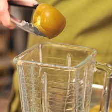 Poner a hervir los tomates junto con la cebolla, el ajo y los chiles en una olla con agua durante 3 a 5 minutos hasta que los tomates cambien de color. Es importante que la cáscara no se les reviente para que no amarguen. Moler los tomates cocidos en la licuadora con el ajo, cebolla y chiles (sin rabo).