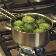 Hervir los tomates junto con los chiles serranos durante aproximadamente 5 minutos hasta que cambien de color, es importante que la cáscara no se abra para que no se tornen ácidos.