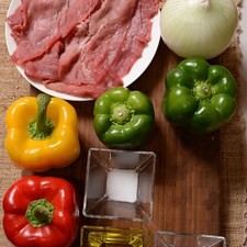 1 pieza de pimiento morrón verde 1 pieza de pimiento morrón rojo 1/4 taza de aceite de oliva 1 cucharita de sal 1/4 cucharita de pimienta negra molida 1 pieza de cebolla blanca 1 pieza de pimiento morrón amarillo 4 piezas de milanesa de res S 9701 1475617719